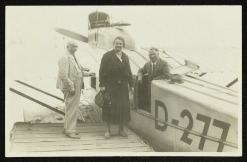 Dornier-Wasserflugzeug D-277 am Bodensee mit drei Personen