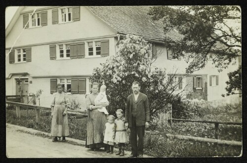 Hörbranz, Gruppenportrait einer Familie vor einem Wohnhaus