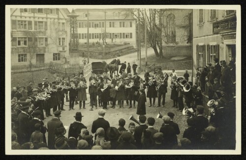 Musikkapelle vor dem Gasthaus Mathias Messmer in Lochau