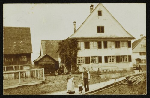 Familie vor einem Wohnhaus in Hörbranz