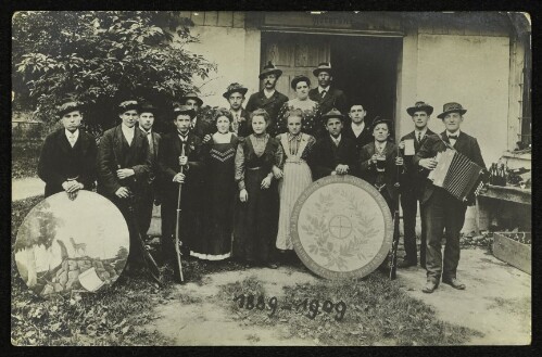Musterung des Jahrganges 1891 vor dem alten Schießstand in Diezlings mit den beiden ältesten Schützenscheiben