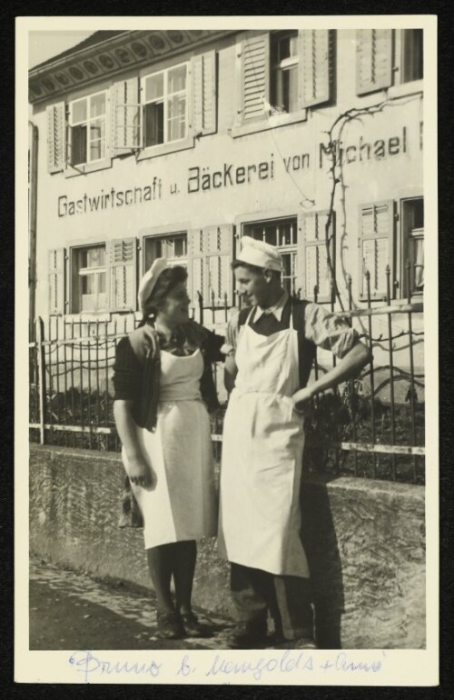 Bruno Dorn und eine junge Frau vor der Gastwirtschaft und Bäckerei von Michael Mangold in Lochau