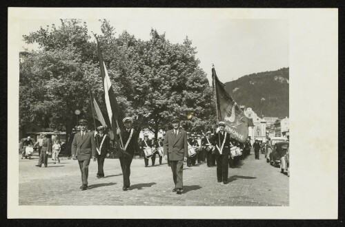 Festzug einer Musikkapelle (Harmoniemusik) in Bregenz