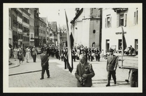 Bregenz - Festumzug mit Musikkapelle und Fahnenträgern in einer Straße