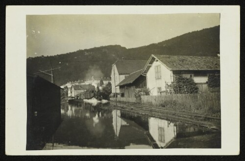 Bregenz - Am Hafen, Geleise unter Wasser mit Dampflokomotive