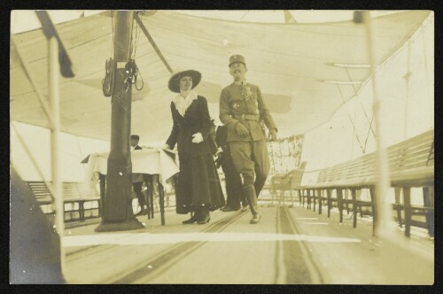 Kaiser Karl I. von Österreich und Kaiserin Zita auf dem Deck des Dampfers Kaiser Franz Joseph I.