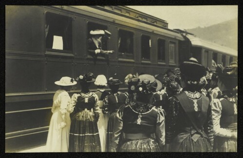 Kaiser Karl und Kaiserin Zita. im Zug am Bahnhof Bregenz, begrüßt von Frauen in Vorarlberger Tracht