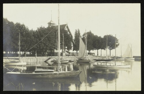 Segelboote im Hafen vor dem Bregenzer Sportshaus