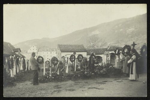 Kriegergräber an Allerheiligen, 1915, bei der Pfarrkirche