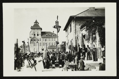 Festakt mit Fahnenweihe vor der Volksschule Bregenz-Vorkloster