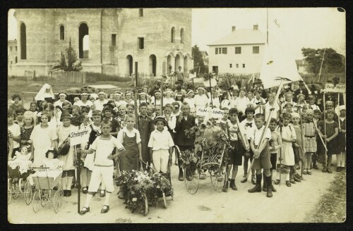 Kinderfestzug vor der im Bau befindlichen Kirche Mariahilf in Bregenz