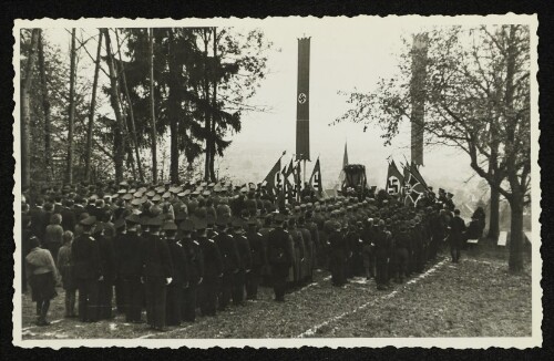 Nationalsozialistische Gedenkfeier in Kennelbach mit Aufmarsch von uniformierten Verbänden und Hakenkreuzfahnen