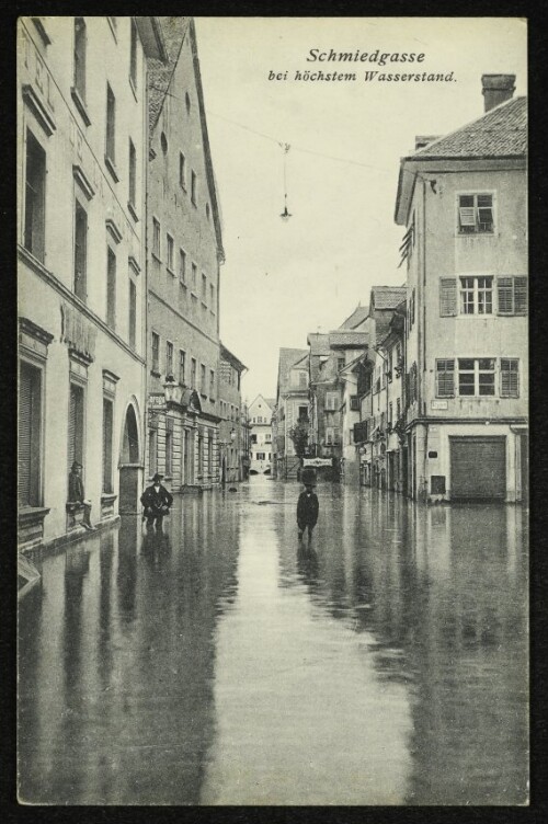 Schmiedgasse bei höchstem Wasserstand : Die Hochwasserkatastrophe in Feldkirch (Vorarlberg) am 15. und 16. Juni 1910