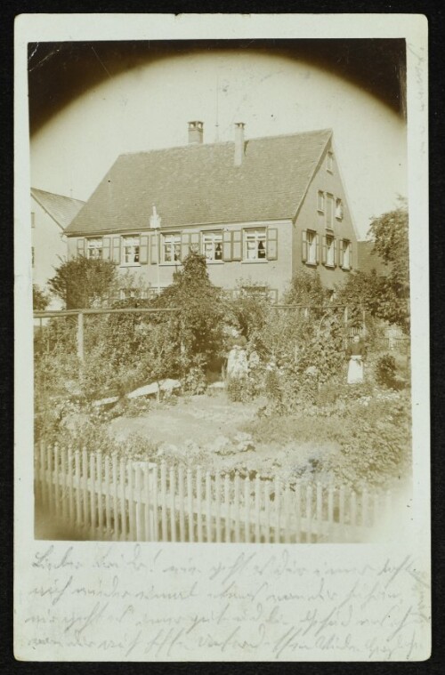 Wohnhaus mit Garten und zwei Frauen