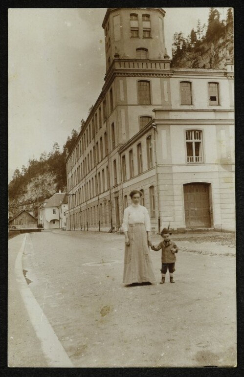 Feldkirch - Frau und Kind vor dem alten Hauptgebäude der Textilfabrik Carl Ganahl & Co. in der Illschlucht