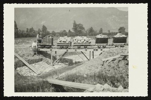 Feldbahn bei Regulierungsarbeiten in Matschels, Feldkirch
