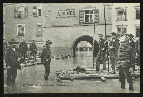Churertor bei abnehmendem Wasserstand : Die Hochwasserkatastrophe in Feldkirch (Vorarlberg) am 15. und 16. Juni 1910