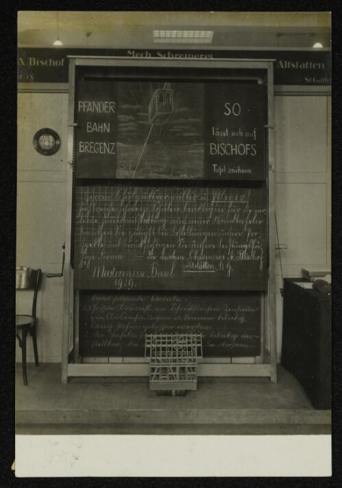 Mustermesse Basel 1929 - Ausstellungsstand der mechanischen Schreinerei A. Bischof, Altstätten, mit Schultafeln