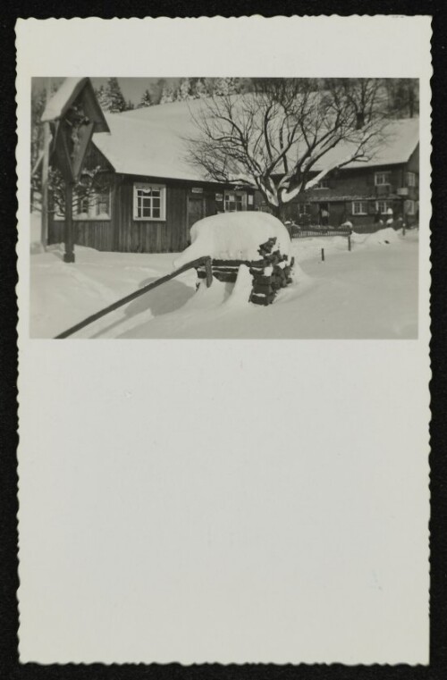 Winterlandschaft auf dem Pfänder mit Haus und Wegkreuz