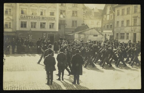 Bregenz, Kornmarkt mit Gasthaus zum Mohren und vorbeimarschierender Musikkapelle