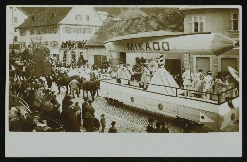 Festzug mit einem Motivwagen  MIKADO  in der Bregenzer Kornmarktstraße
