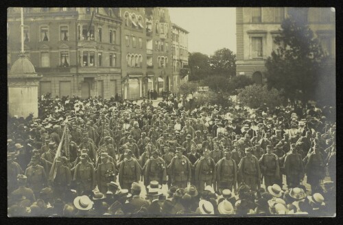 Militärischer Aufmarsch von Soldaten auf dem Bregenzer Kornmarktplatz