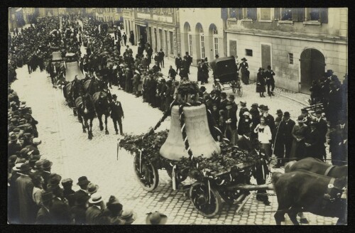 Glockentransport über den Bregenzer Kornmarktplatz