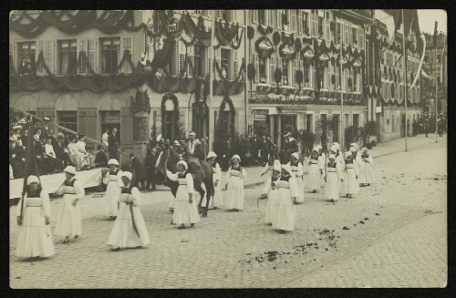 Festumzug mit Frauen in Tracht am Bregenzer Kornmarktplatz