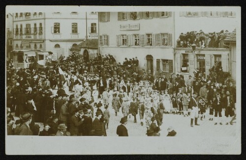 Festumzug vor Gruner's Brauerei in Bregenz