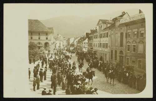 Festumzug mit Reitern in der Bregenzer Kornmarktstraße
