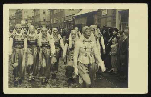 Faschingsumzug mit verkleideter Frauengruppe am Bregenzer Kornmarktplatz