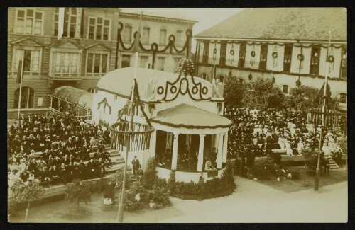 Festveranstaltung mit Publikum vor dem Vorarlberger Landemuseum