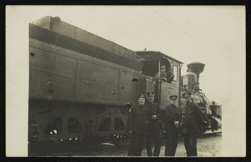 Bahnhof Bregenz - Verschubmeister Steinsporfer mit Eisenbahnern vor der Lokomotive 10.127