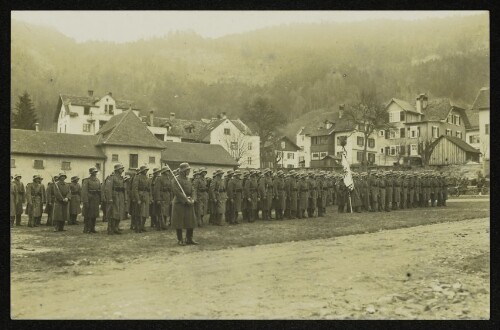 Bregenz, Kaserne - Soldaten in Formation