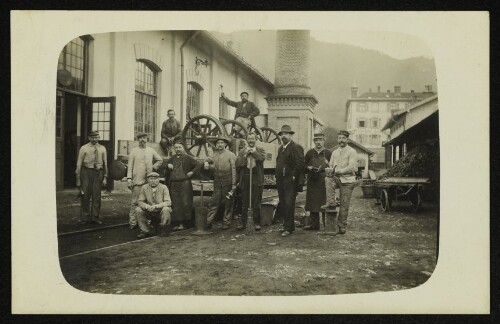 Gruppe von Arbeitern in der Werkstätte des Trockendocks am Bregenzer Hafen