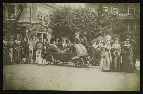 Gruppe in Tracht mit Pferdekutsche vor dem Photographischen Atelier von Rudolf Högler in Bregenz