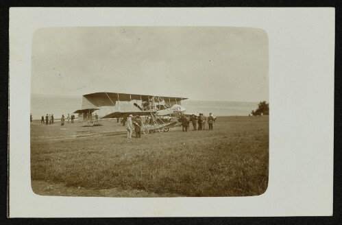 Flugzeug AGO auf einem Flugfeld