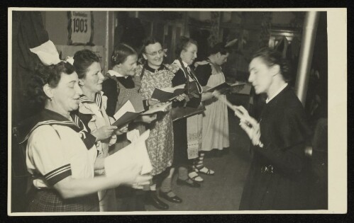 Faschingsfeier 1950 - Frauengruppe beim Singen