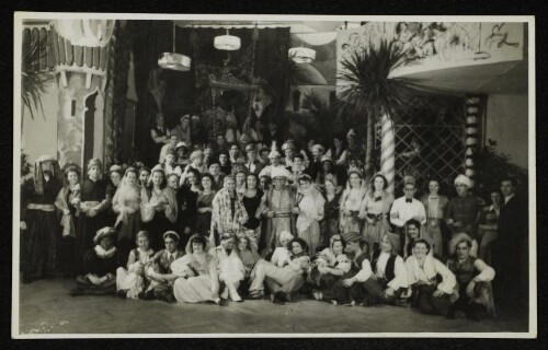 Gruppenaufnahme einer Theater- oder Kostümgruppe in orientalischen Verkleidungen in Bregenz