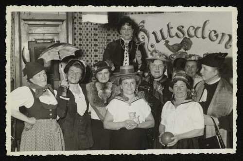 Frauen in Kostümen