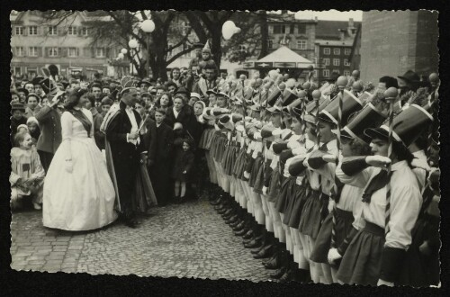 Prinzenpaar nimmt Parade ab