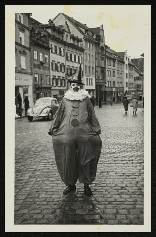 Person im Clownskostüm beim Bregenzer Faschingsumzug
