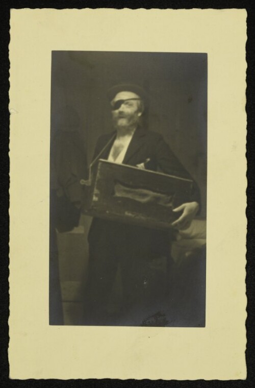 Drehorgelspieler mit Augenklappe