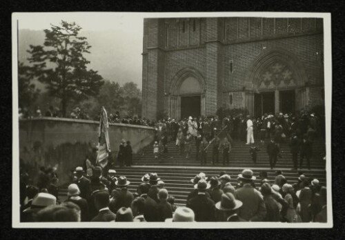 Menschenmenge auf den Stufen der Herz-Jesu-Kirche