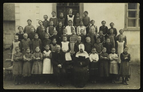 Schulklasse mit Priester und Ordensschwester