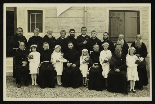 Gruppenaufnahme von Ordensleuten, Priestern und Erstkommunionmädchen
