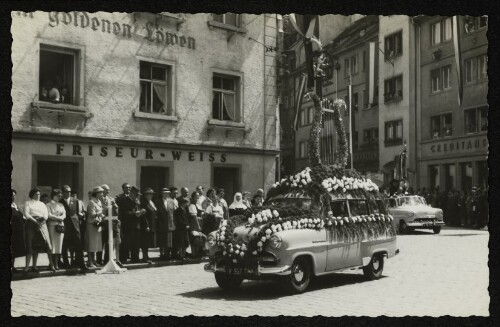 Festumzug mit blumengeschmücktem Auto vor dem Gasthof Zum goldenen Löwen