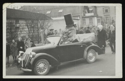 Faschingsumzug in Bregenz mit Motivwagen und Maskierten