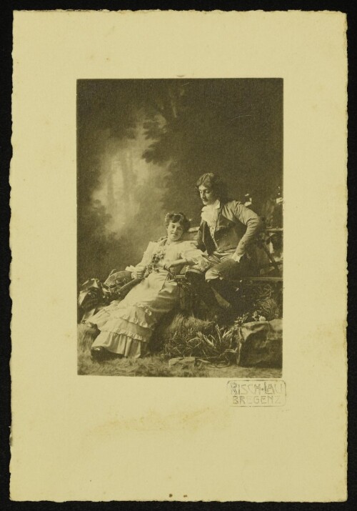 Genreaufnahme eines Paares in historischer Kleidung