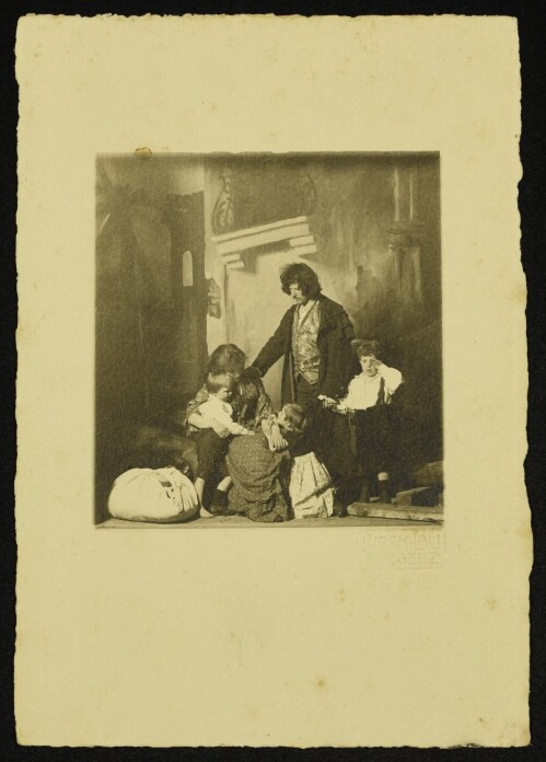 Familie mit Kindern und Gepäckbündel